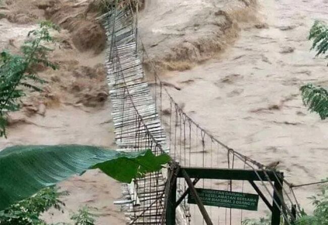 Jembatan Gantung 120 Meter Putus Diterjang Banjir