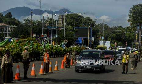 In Picture: Penerapan Aturan Ganjil Genap Menuju Kawasan Wisata Puncak