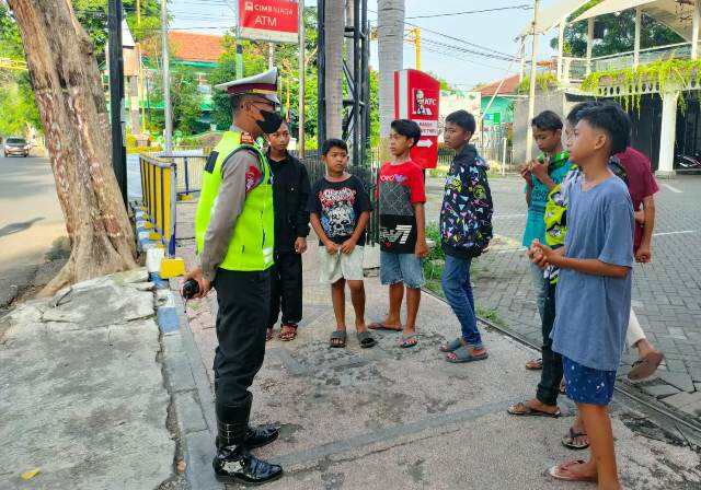 Imbau Prokes Sat Lantas Polres Probolinggo Kota Sambangi Anak-anak Tidak Pakai Masker