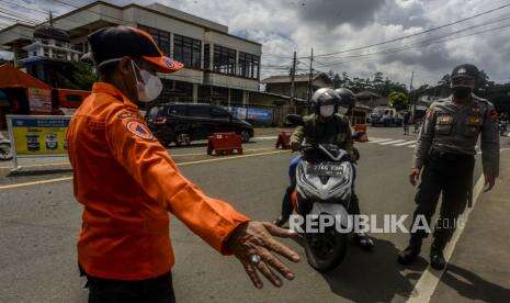 In Picture: Razia Vaksinasi Covid-19 di Jalur Wisata Puncak