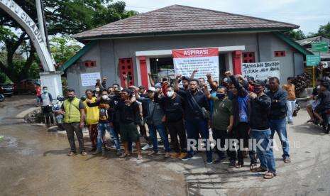 In Picture: Aksi Warga TPU Cikadut, Minta Perpanjangan Kontrak Pekerja Harian Lepas
