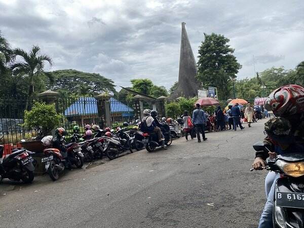 Terkena Ganjil-Genap, Pengunjung Taman Margasatwa Ragunan Parkir Sembarangan di Pinggir Jalan