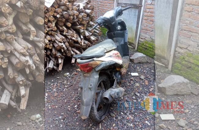 Parkir di Selokan dan Ditemukan Jimat, Sepeda Motor Beat Tak Bertuan Gegerkan Warga Kencong