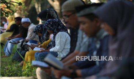 In Picture: Ziarah Kuburan Massal Tsunami di Aceh
