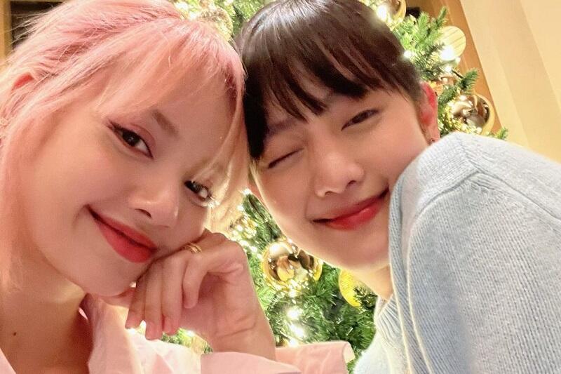 Lisa BLACKPINK Rayakan Natal Bersama Minnie (G)I-DLE