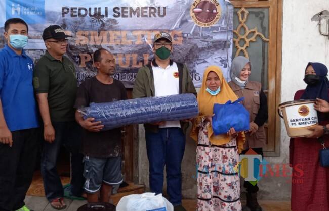 Peduli Korban Erupsi Gunung Semeru, Smelting Salurkan Bantuan ke Tempat Pengungsian