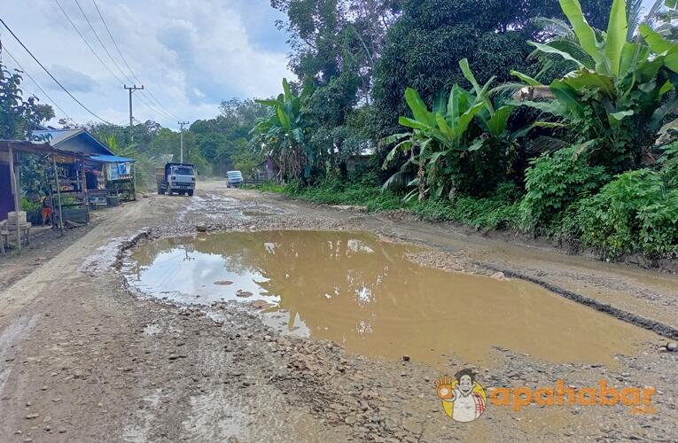 Hati-Hati! Lingkar Timur Balangan Berlubang dan Berlumpur