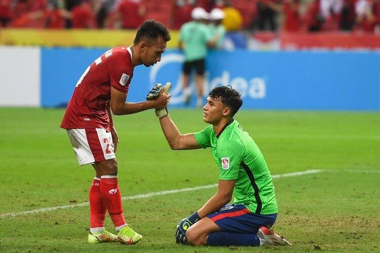 Jiwa Sportifitas Irfan Jaya di Semifinal Piala AFF 2020: Hampiri Ikhsan Fandi Beri Semangat