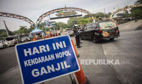 Polisi Putar Balik Puluhan Mobil di Taman Margasatwa Ragunan