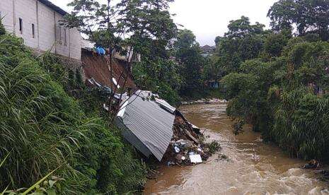 Diterjang Longsor dan Banjir, Belasan Rumah Terdampak dan Satu Luka-Luka di Sukabumi