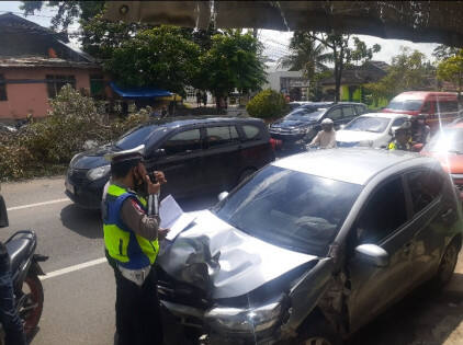 Diduga Pecah Ban, Mobil Mahasiswa Tabrak Pohon di Rajabasa