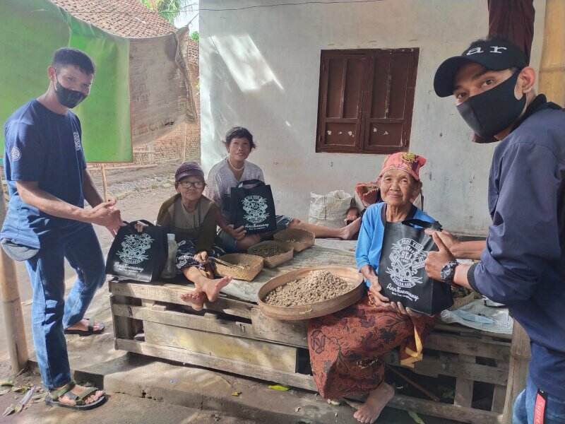 Komunitas Motor Klasik Besi Tua Jogja Bagikan 50 Paket Sembako