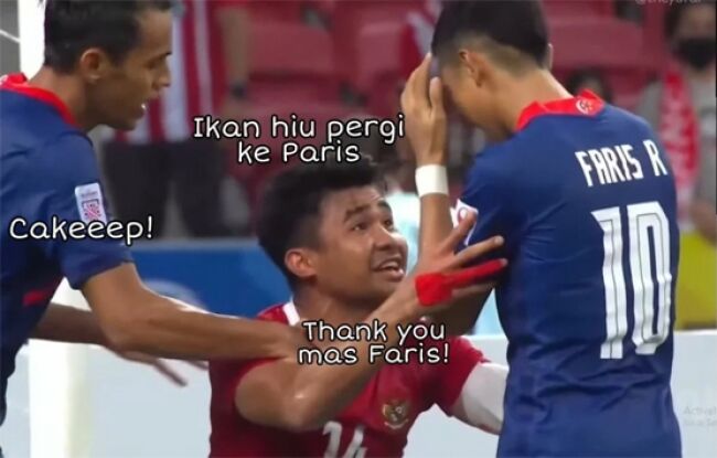 Meme Asnawi Mangkualam dengan Dua Pemain Singapura Usai Penalti