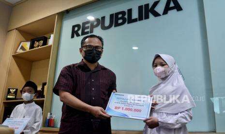 Republika Serahkan Donasi untuk Anak Yatim Piatu Terdampak Covid-19