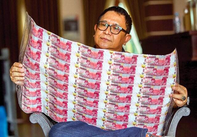 Keseruan Boy George Rahman Mengoleksi Uang