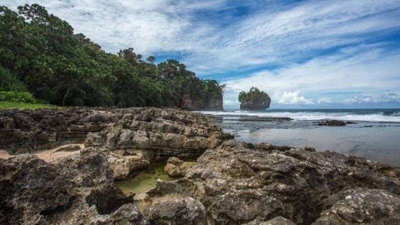 Kangen Liburan ke Bali, Intip Keindahan Pantai Karang Bokor yang Mirip Tanah Lot
