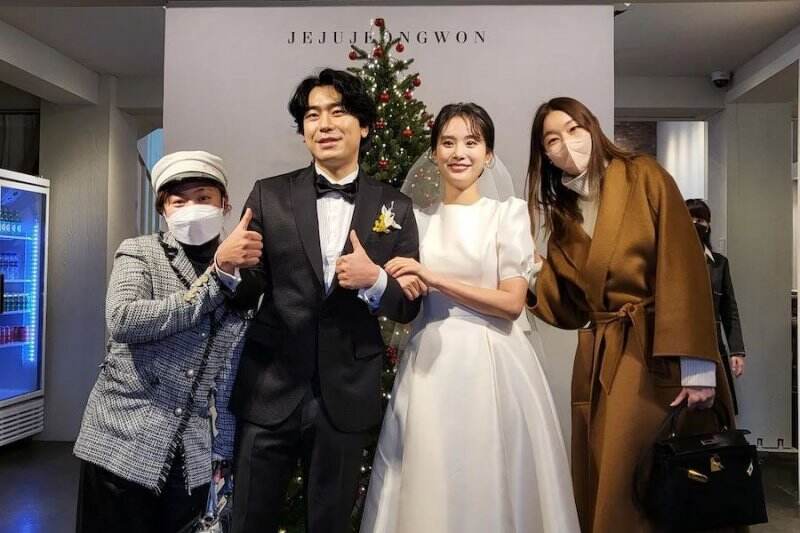 Cast “Home Alone” Memberi Selamat Lee Si Eon dan Seo Ji Seung Atas Pernikahan Mereka