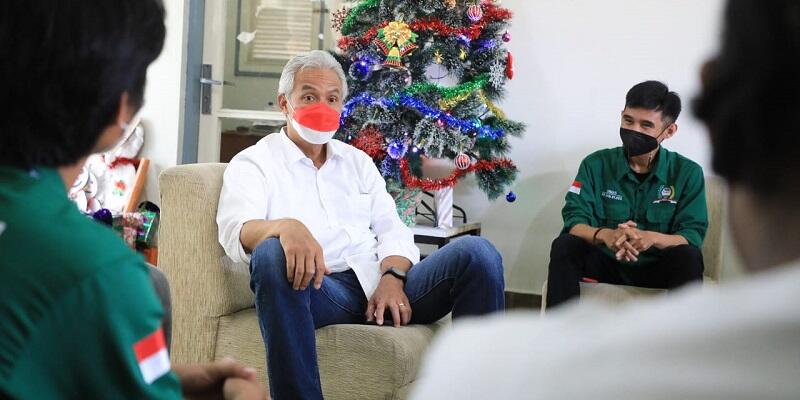 Dikunjungi Ganjar Pranowo, Mahasiswa Perantara Bahagia Meski Tak Mudik Natal