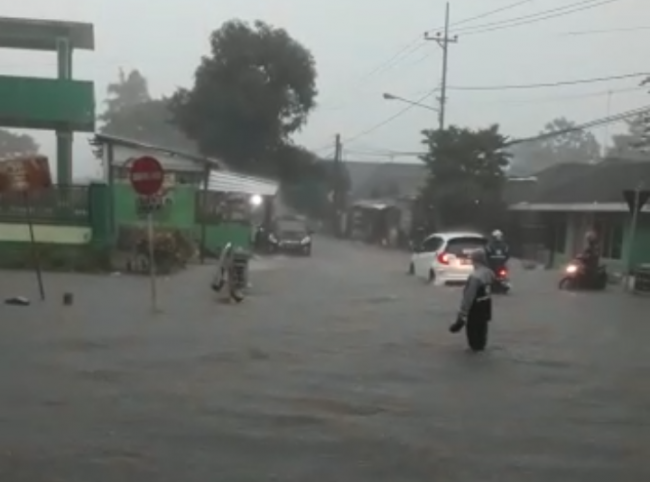 Atasi Banjir, Pemkab Malang Bakal Bikir Saluran Air di Bawah Jalan Raya