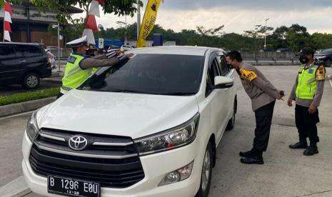 Polisi Periksa Syarat Vaksinasi Secara Random ke Pengunjung Rest Area KM 456