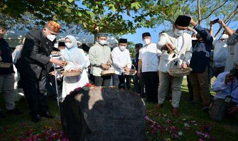 Ridwan Kamil Ziarah ke Kuburan Massal Korban Tsunami Aceh