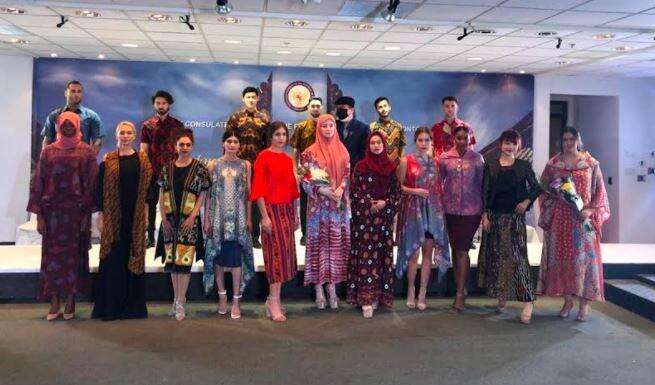 Model Kanada Kagum dengan Desain Busana Muslim dan Kain Batik Indonesia