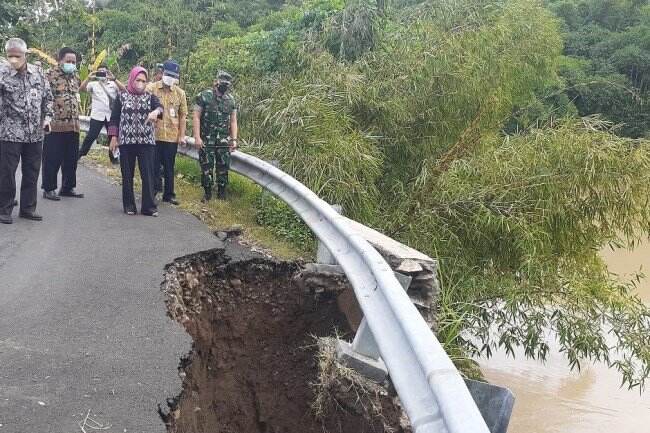 Jalan Menuju Lanud Ambrol, Bupati Tiwi Minta DPUPR Sigap Tangani