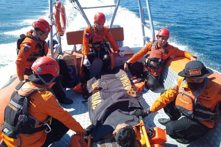 Tim SAR Evakuasi Korban Tersengat Ubur-Ubur di Pantai Lhok Keutapang