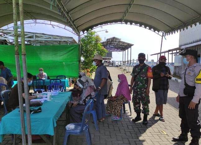 Batola Kejar Target 70 Persen, Penumpang Feri Pun Disambut Jarum Vaksin