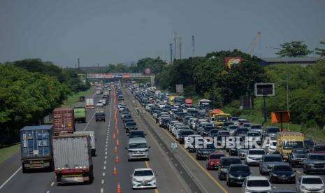 Petugas Terapkan Contraflow dan Tutup Rest Area Atasi Tol Japek padat