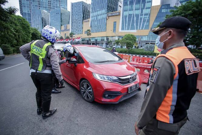 Pengamanan Tahun Baru di Pintu Masuk dan Pusat Keramaian di Surabaya