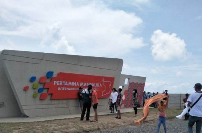 Wuihh, Plang Sirkuit Mandalika Jadi Spot Selfie Favorit Pelancong