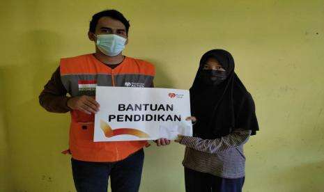 Rumah Zakat Salurkan 800 Paket Sembako dan Sarana Pendidikan