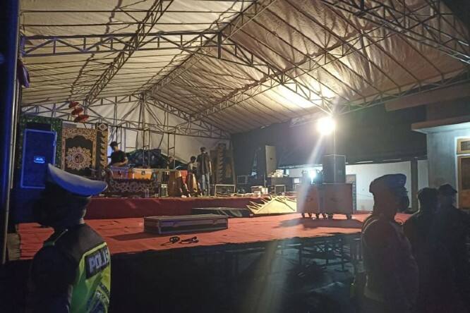 Satpol Tulungagung Bubarkan Hajatan Disertai Hiburan
