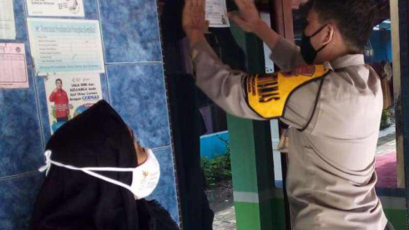 Polisi Tempeli Stiker Rumah-rumah Pemudik yang Pulang ke Kota Tegal