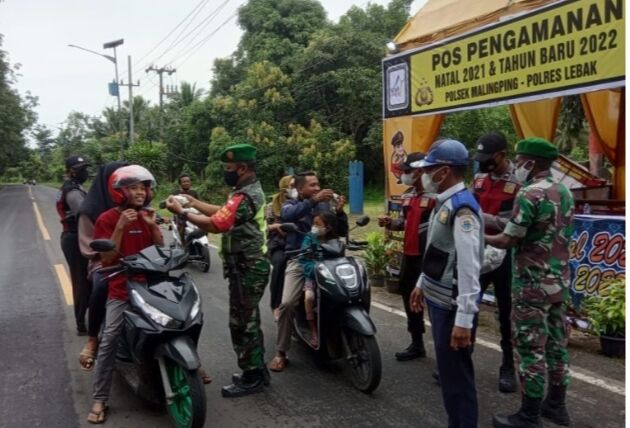 Imbau Patuhi Prokes, Petugas Pospam Nataru Malingping Bagikan Masker ke Pengguna Jalan