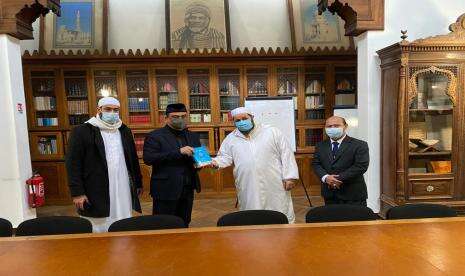 Kunjungi Grand Mosque Paris, Waketum DMI Dihadiahi Alquran Terjemahan Bahasa Perancis