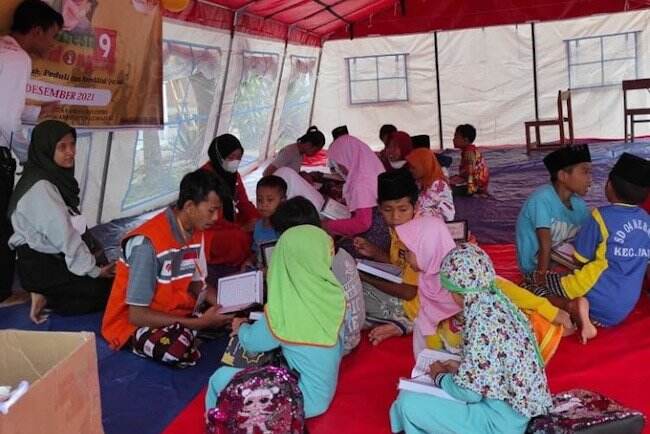 Bareng Inakriya Kendal, Senyum Anak-anak Pengungsi Erupsi Semeru Kembali Merekah