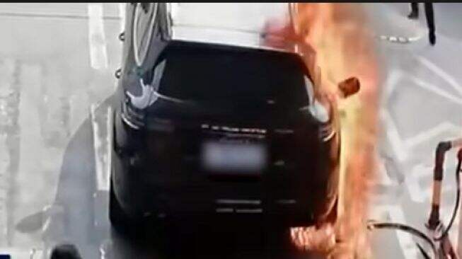 Nekatnya Pria Misterius Bakar Mobil Mewah yang Lagi Isi Bensin di SPBU, Petugas Panik