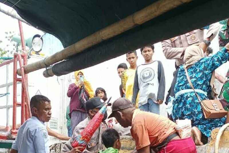 Setelah Terombang-ambing di Tengah Laut karena Mesin Mati, Tim SAR Evakuasi 45 Penumpang KM Sinar Ali