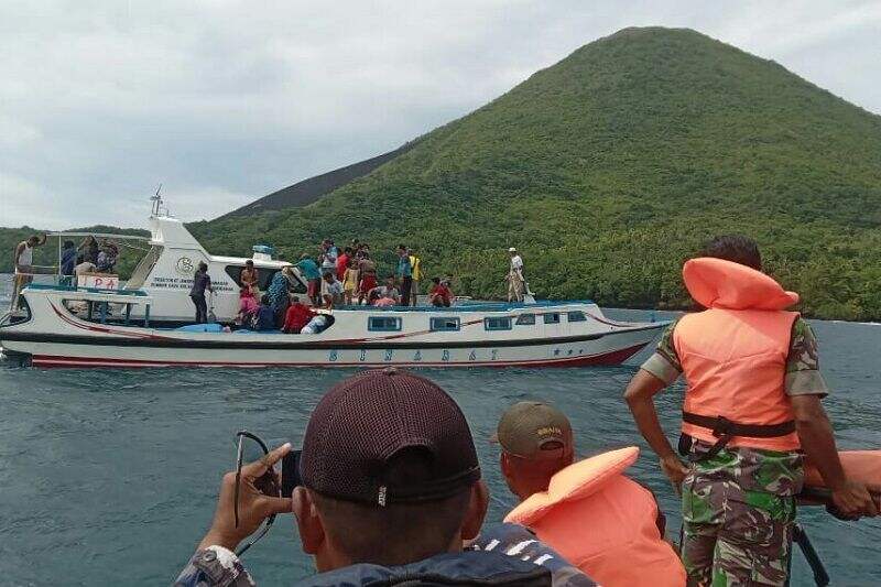 Terombang-Ambing di Tengah Laut, 43 Penumpang KM Sinar Ali Dievakuasi Tim SAR