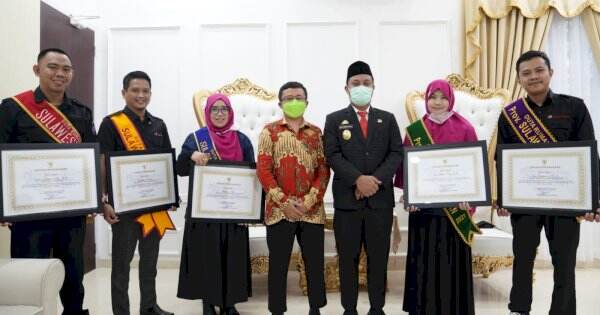Andi Sudirman Beri Penghargaan Kepada 5 Duta Rumah Belajar Sulsel