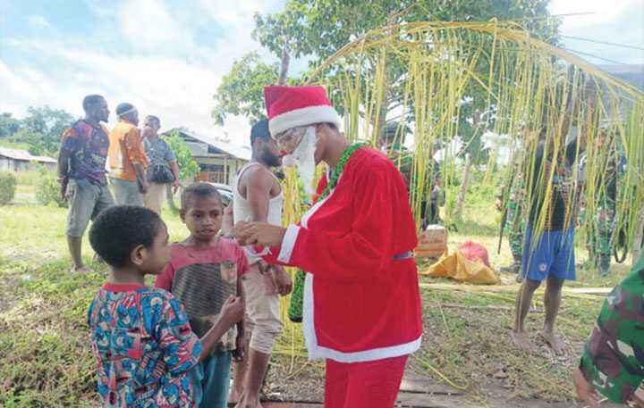 Prajurit TNI Berbagi Kebahagiaan Natal di Perbatasan