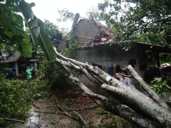 Angin Puting Beliung Hantam Permukiman, 8 Rumah dan Masjid Rusak