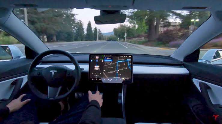 Perempuan di AS Melahirkan di Dalam Mobil Tesla
