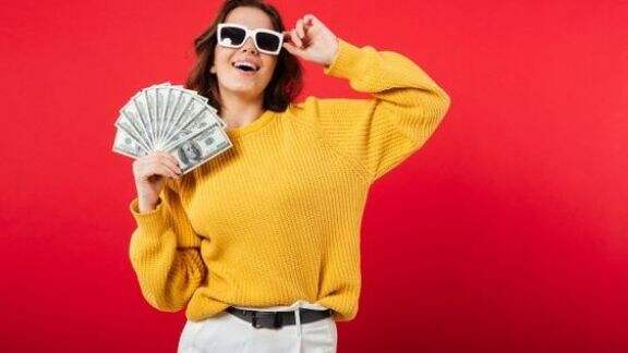 3 Zodiak Ini Bakal Ketiban Duit Kaget! Siap-siap Tahun Baru Bergelimang Harta Ya...