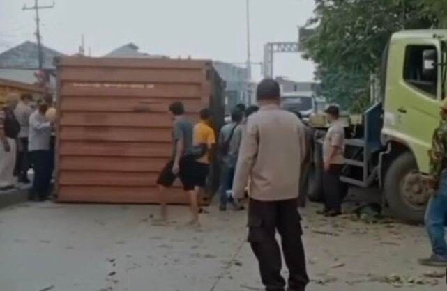 Truk di Bekasi Tabrak Pohon, Kontainernya Jatuh Timpa Pejalan Kaki hingga Tewas