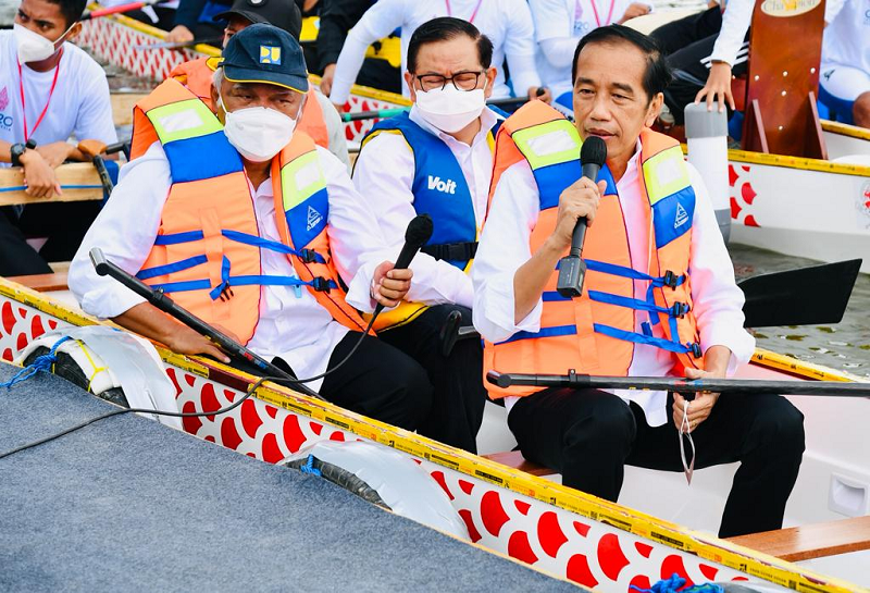 Presiden Jokowi Nikmati Pemandangan Bendungan Ladongi Sambil Dayung Perahu