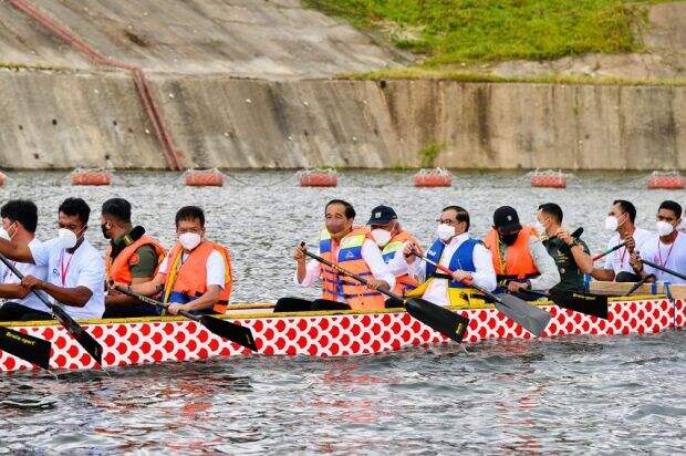 Penampakan Jokowi Bersama Sejumlah Menteri Mendayung Perahu Naga