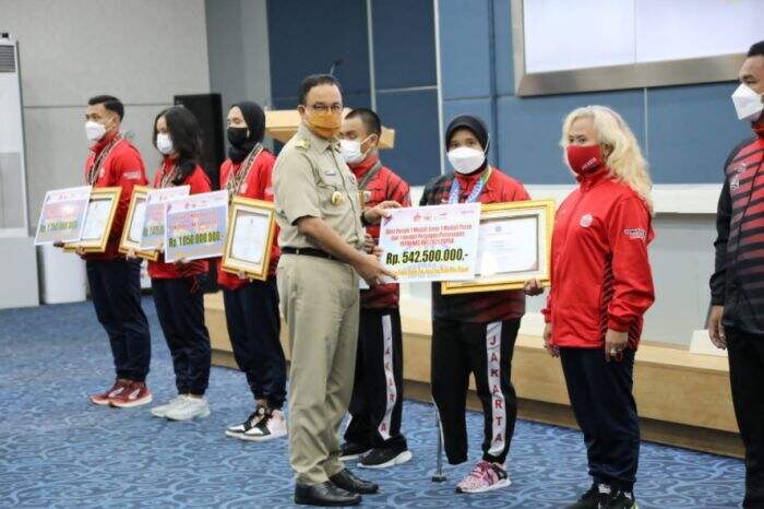 Anies Baswedan Serahkan Bonus ke Atlet PON dan Peparnas 2021 Papua